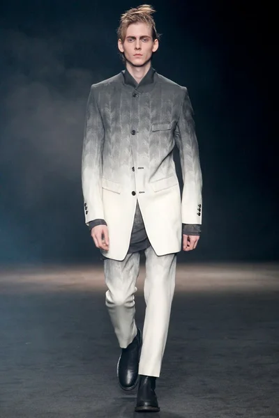 Look 32